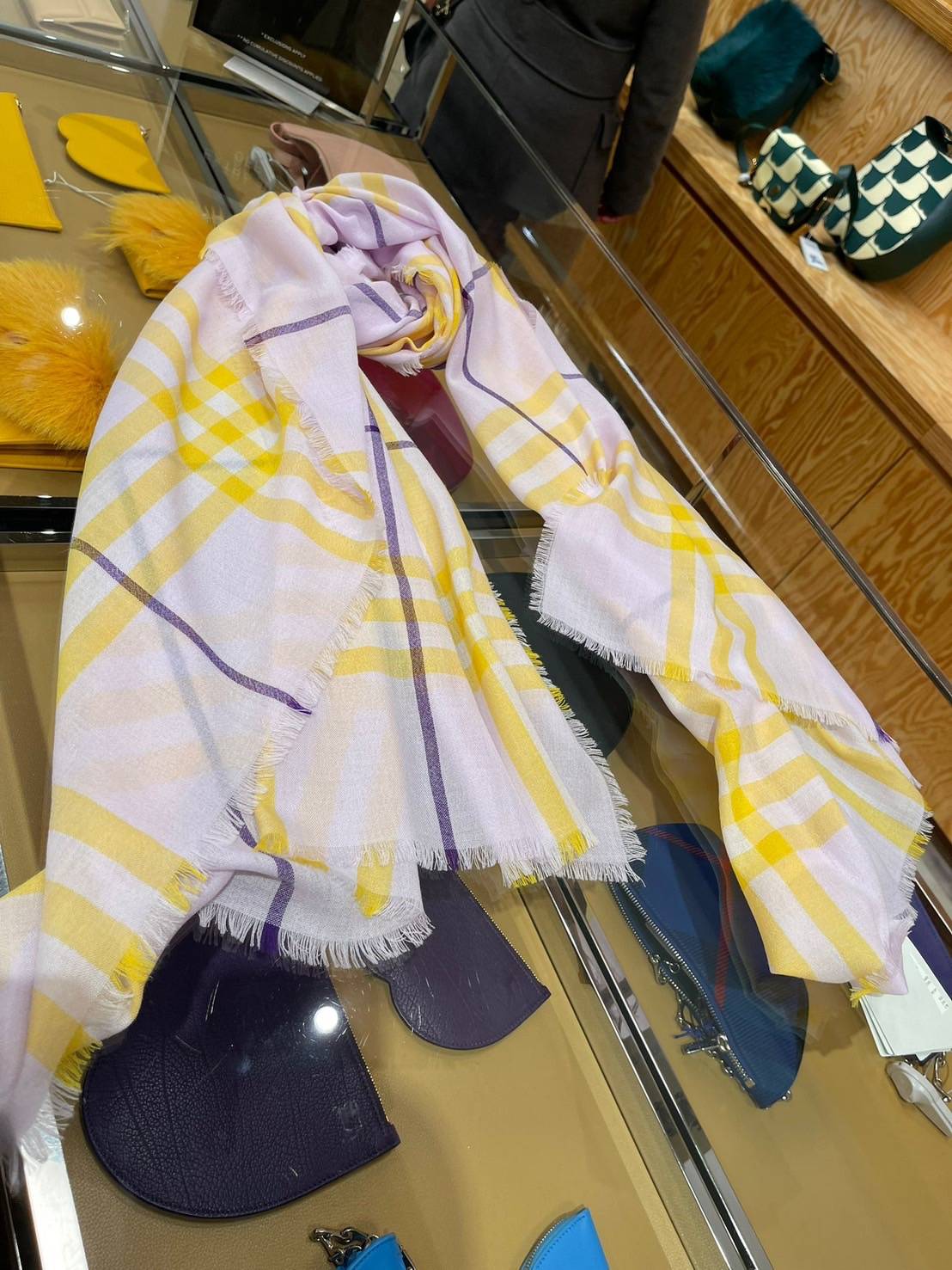 Burberry 經典格紋輕薄羊毛圍巾