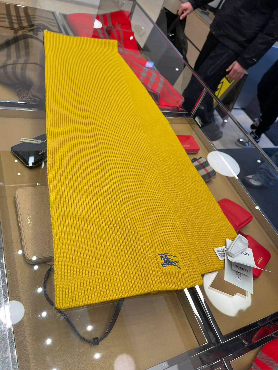 Burberry 刺繡標誌羊毛圍巾