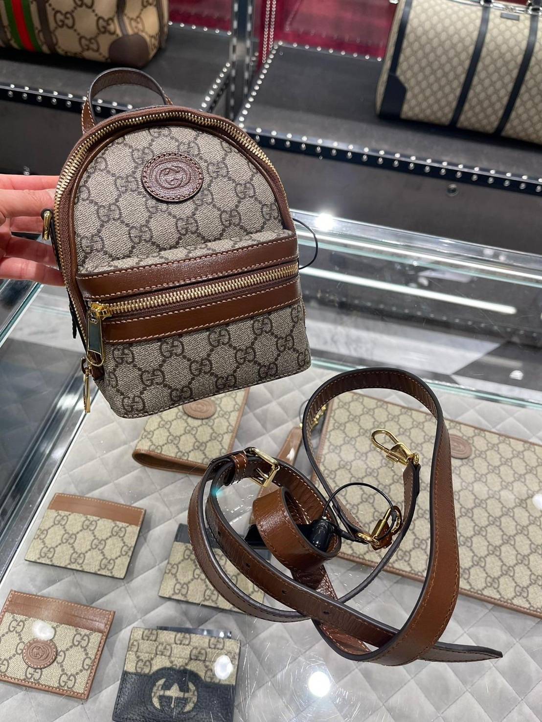 Gucci GG Supreme 經典優雅多功能肩背包