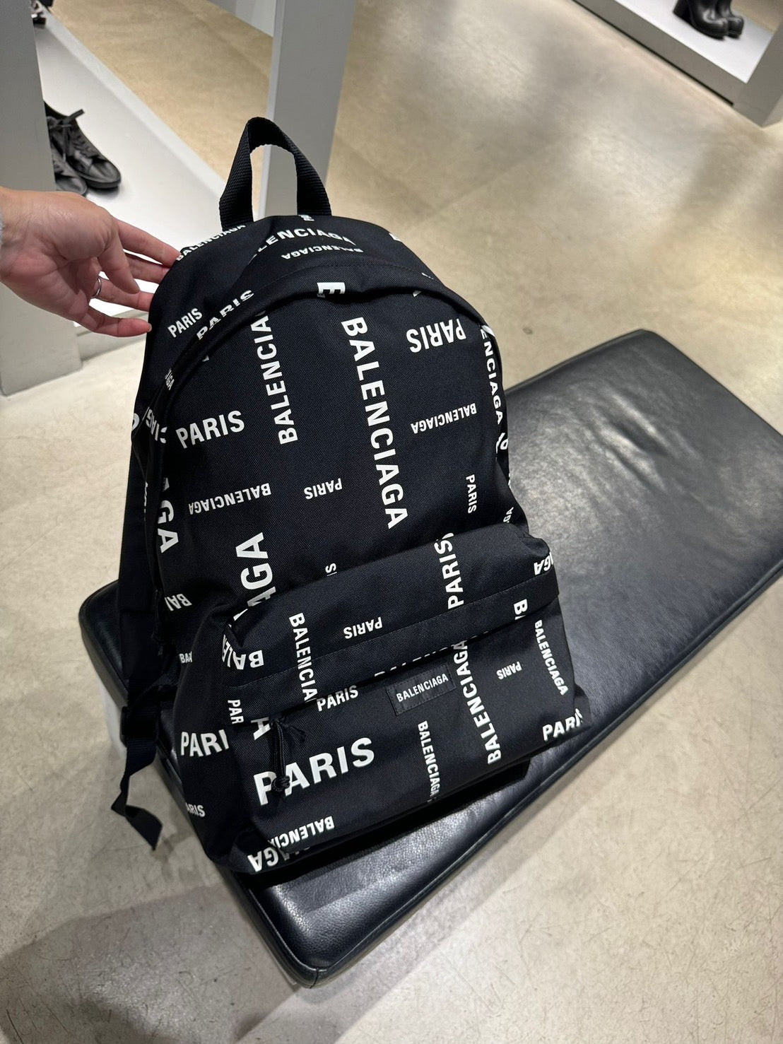 Balenciaga Explorer 全身標誌再生尼龍背包