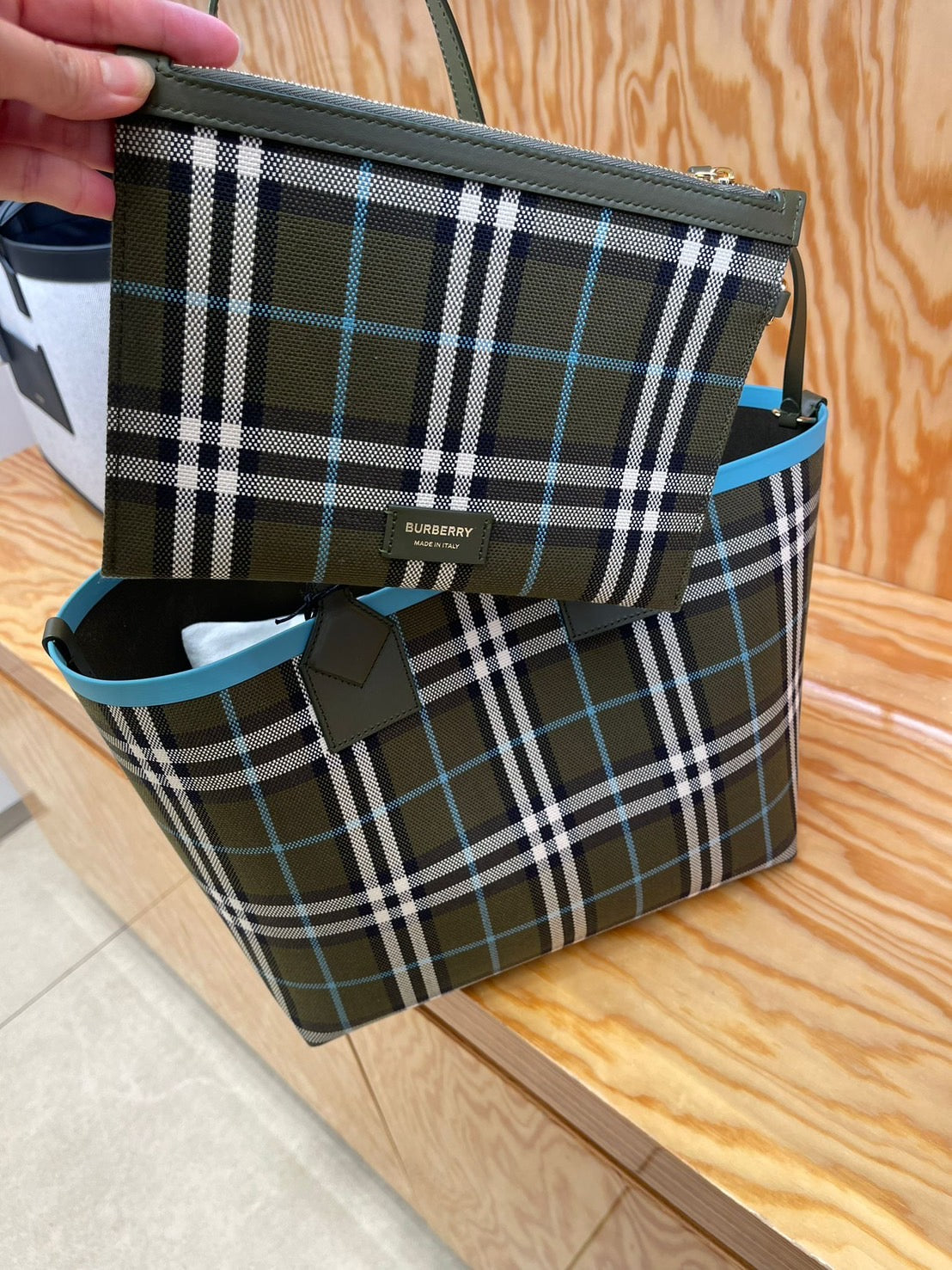 Burberry 格紋托特包