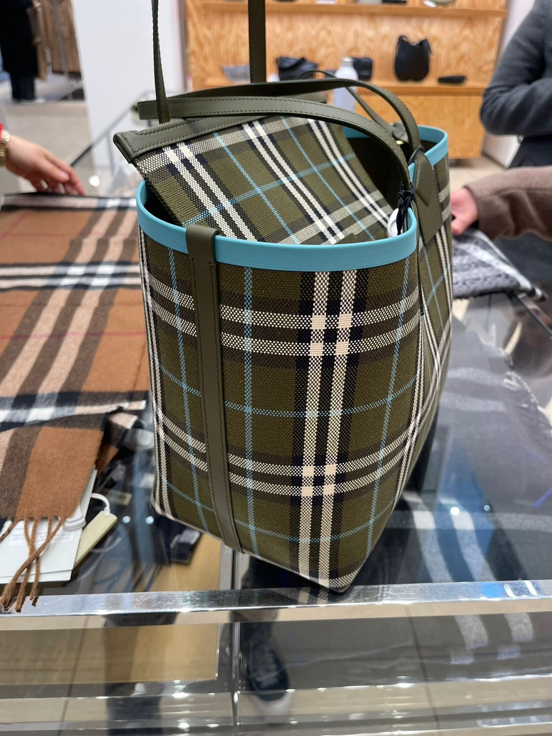 Burberry 格紋托特包