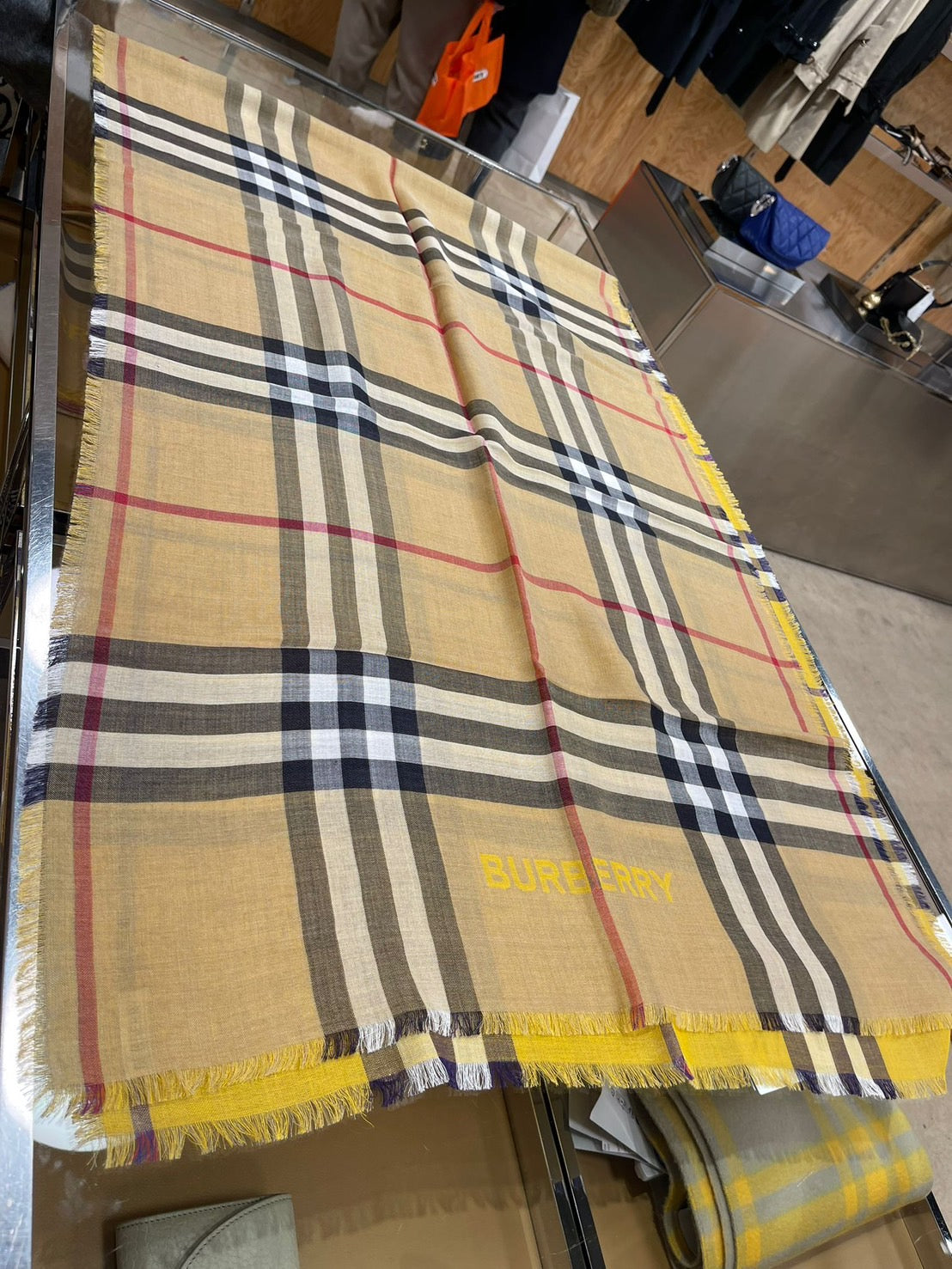 Burberry 格紋圍巾