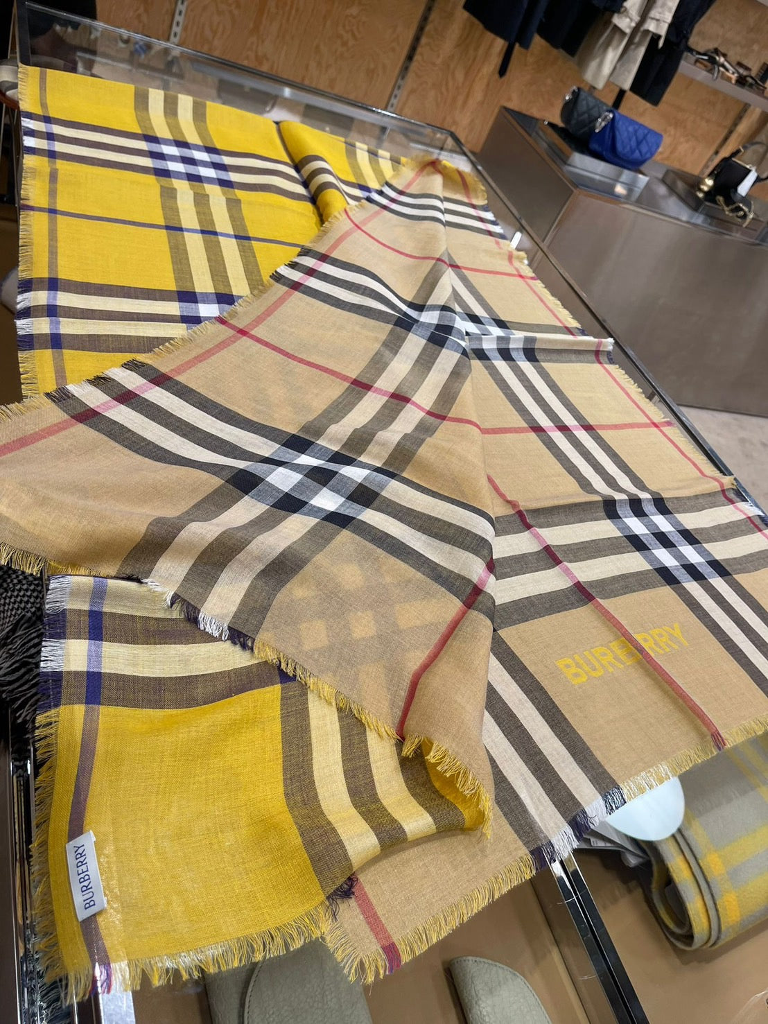 Burberry 格紋圍巾