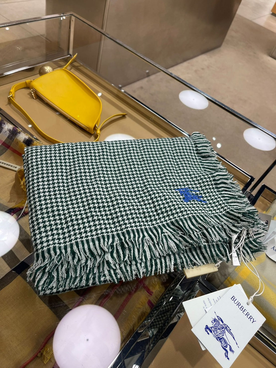 Burberry 千鳥格紋圍巾