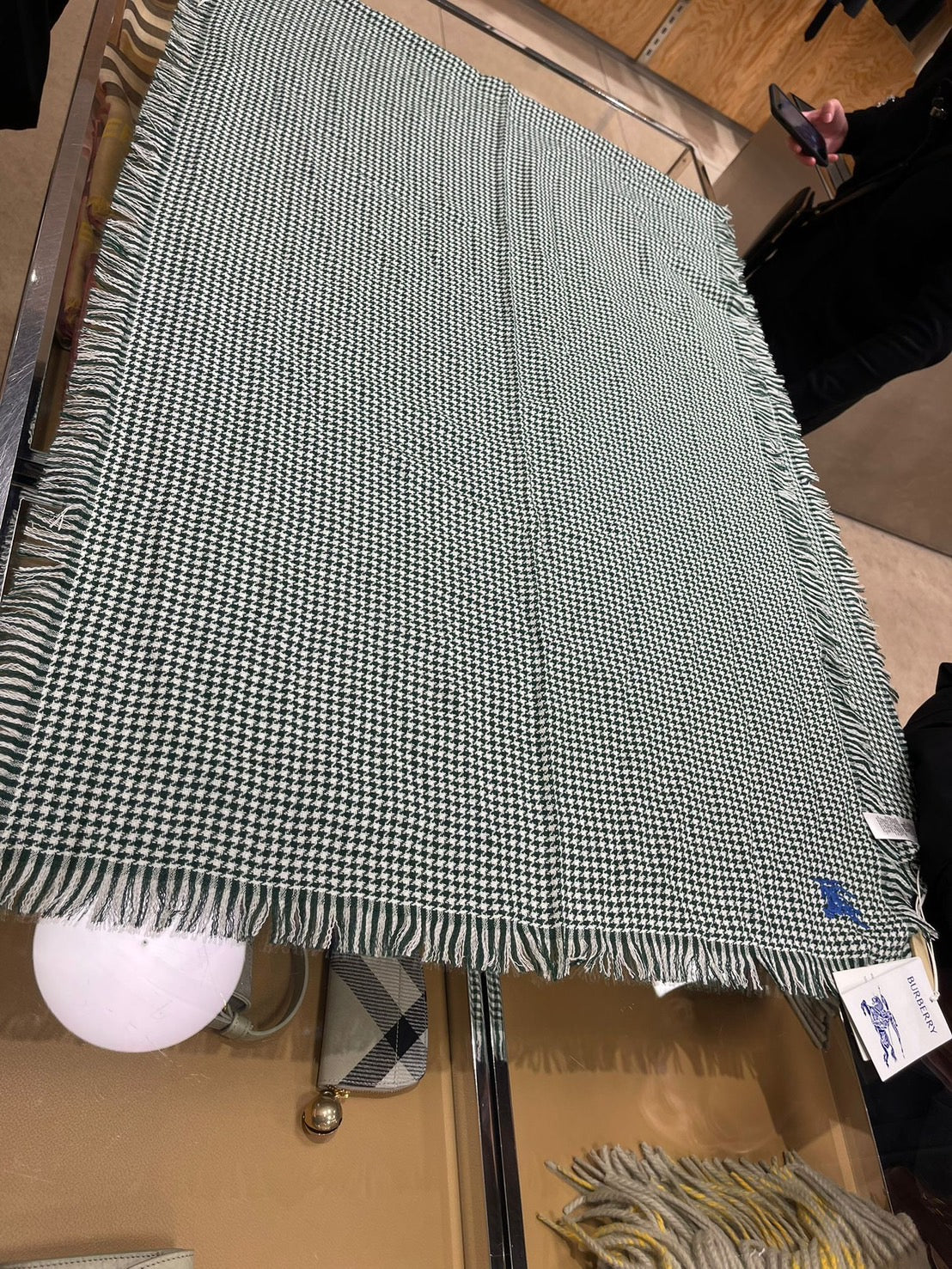Burberry 千鳥格紋圍巾