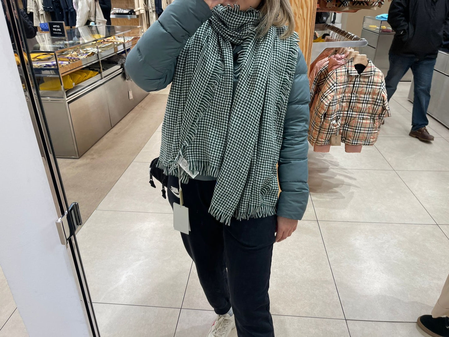 Burberry 千鳥格紋圍巾