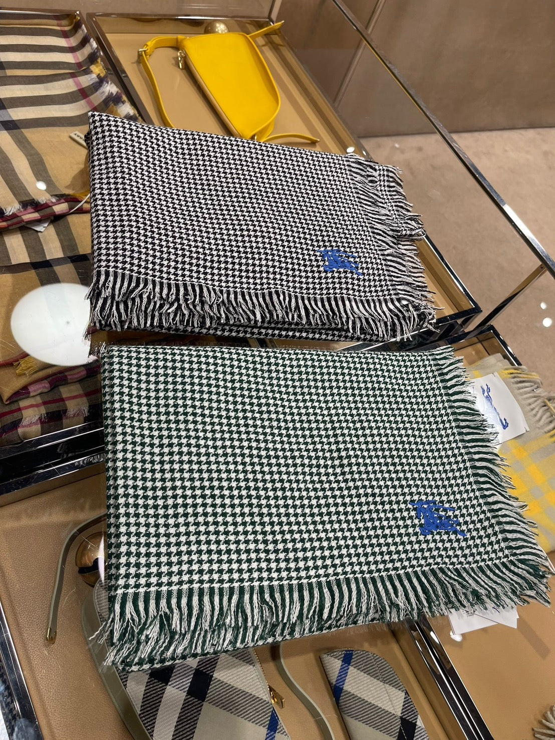 Burberry 千鳥格紋圍巾
