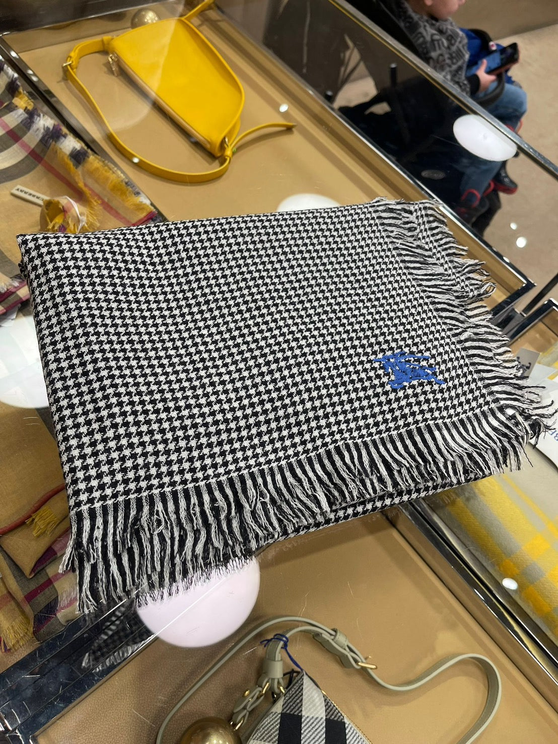 Burberry 千鳥格紋圍巾