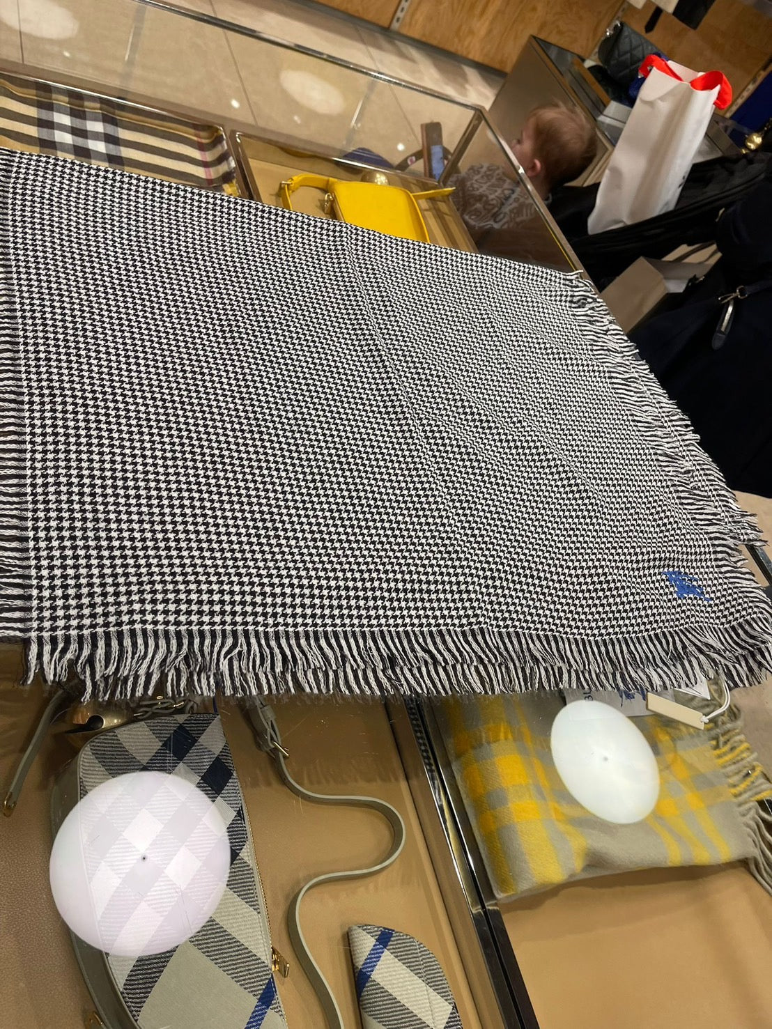 Burberry 千鳥格紋圍巾