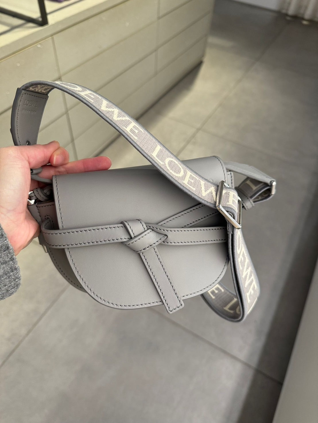 Loewe Mini Gate Dual 珍珠灰肩背包
