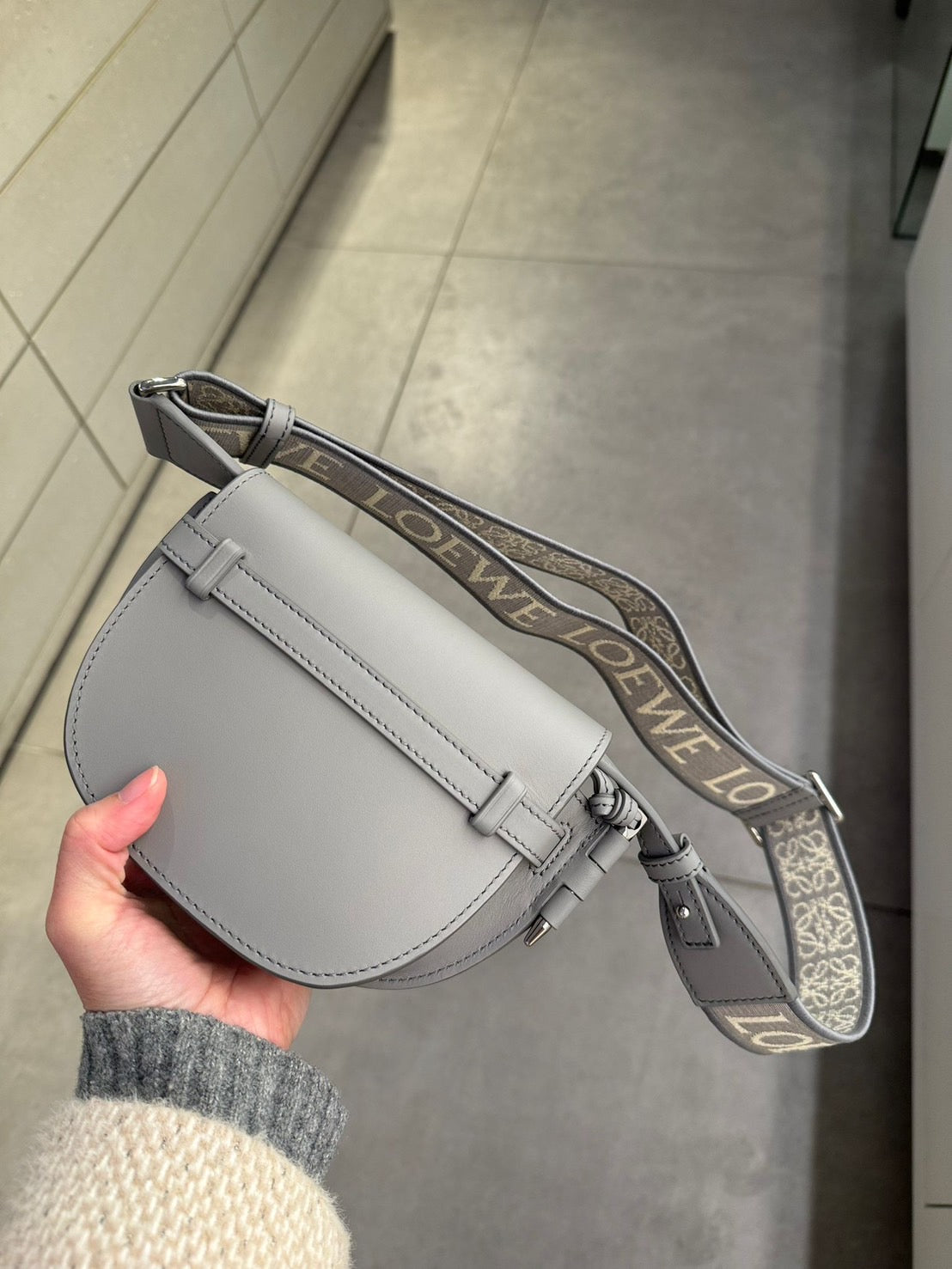 Loewe Mini Gate Dual 珍珠灰肩背包