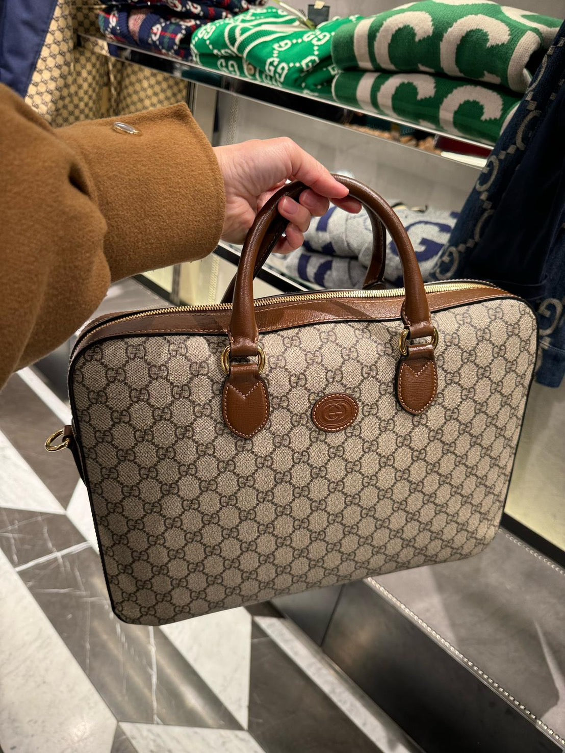 GUCCI GG Emblem 中型公事包