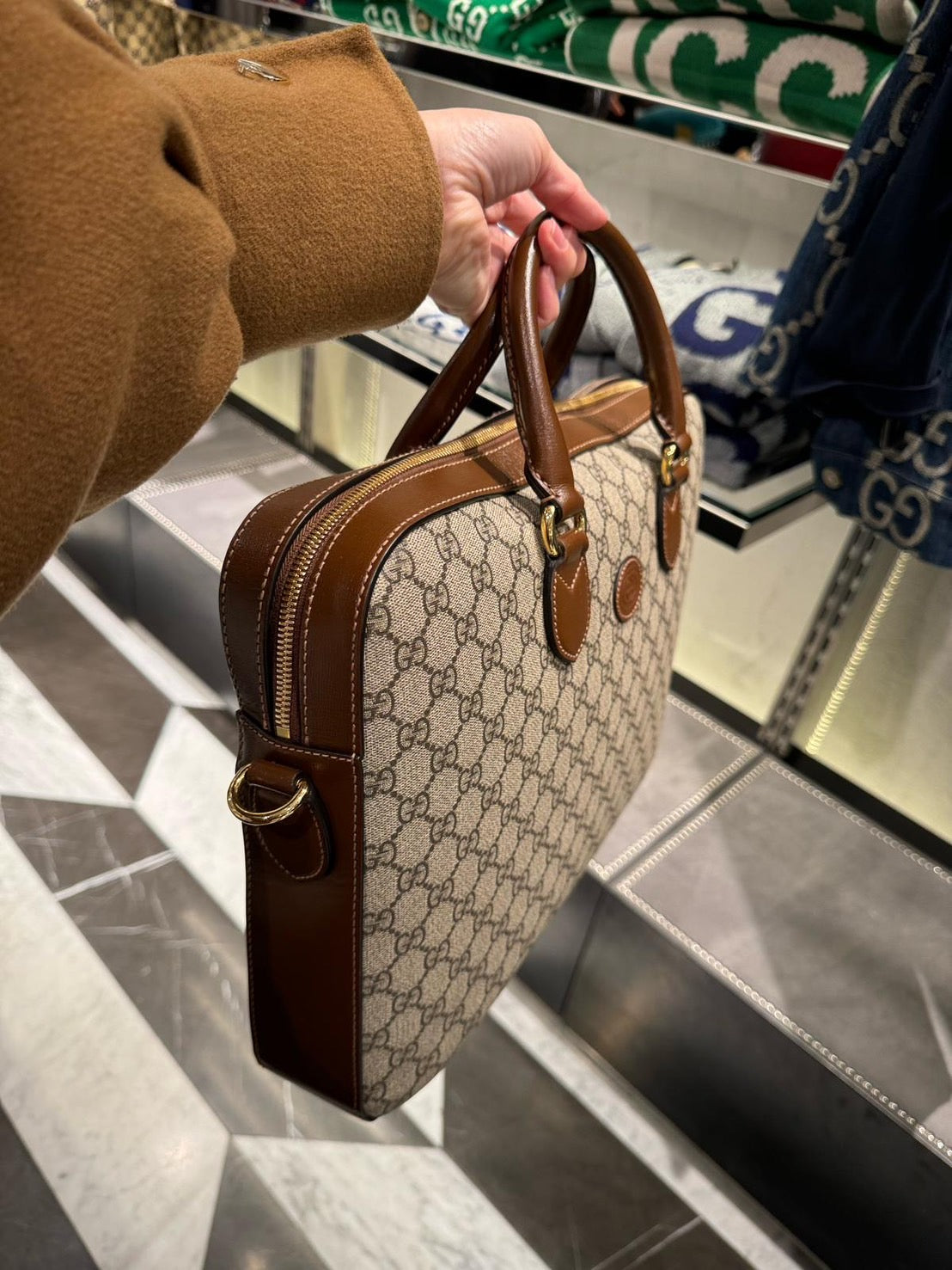 GUCCI GG Emblem 中型公事包