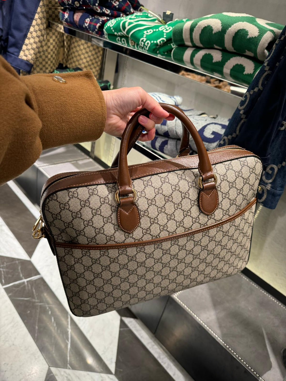GUCCI GG Emblem 中型公事包