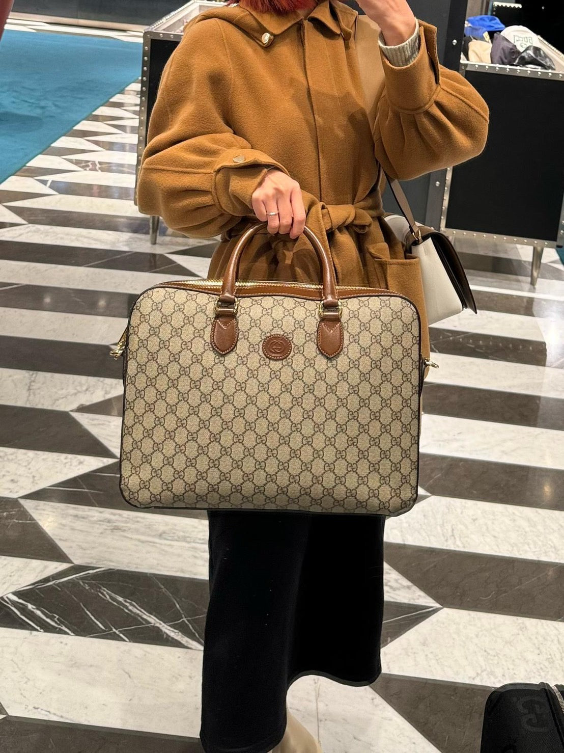GUCCI GG Emblem 中型公事包