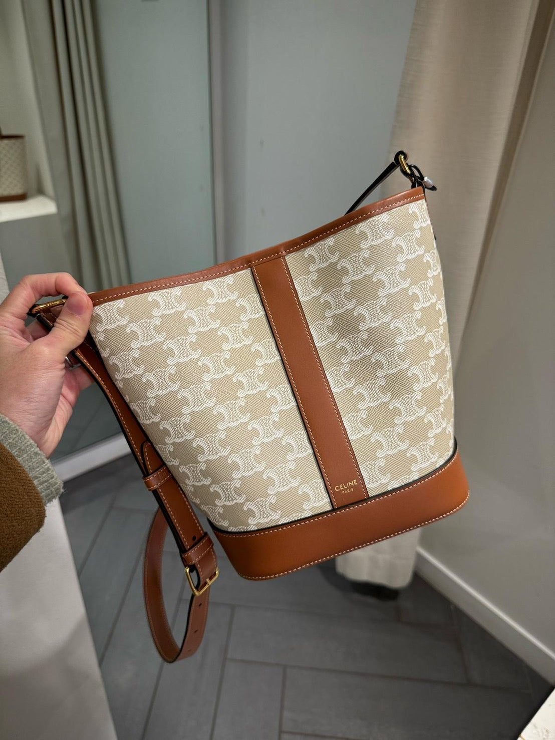 Celine Triomphe 帆布與小牛皮小水桶包