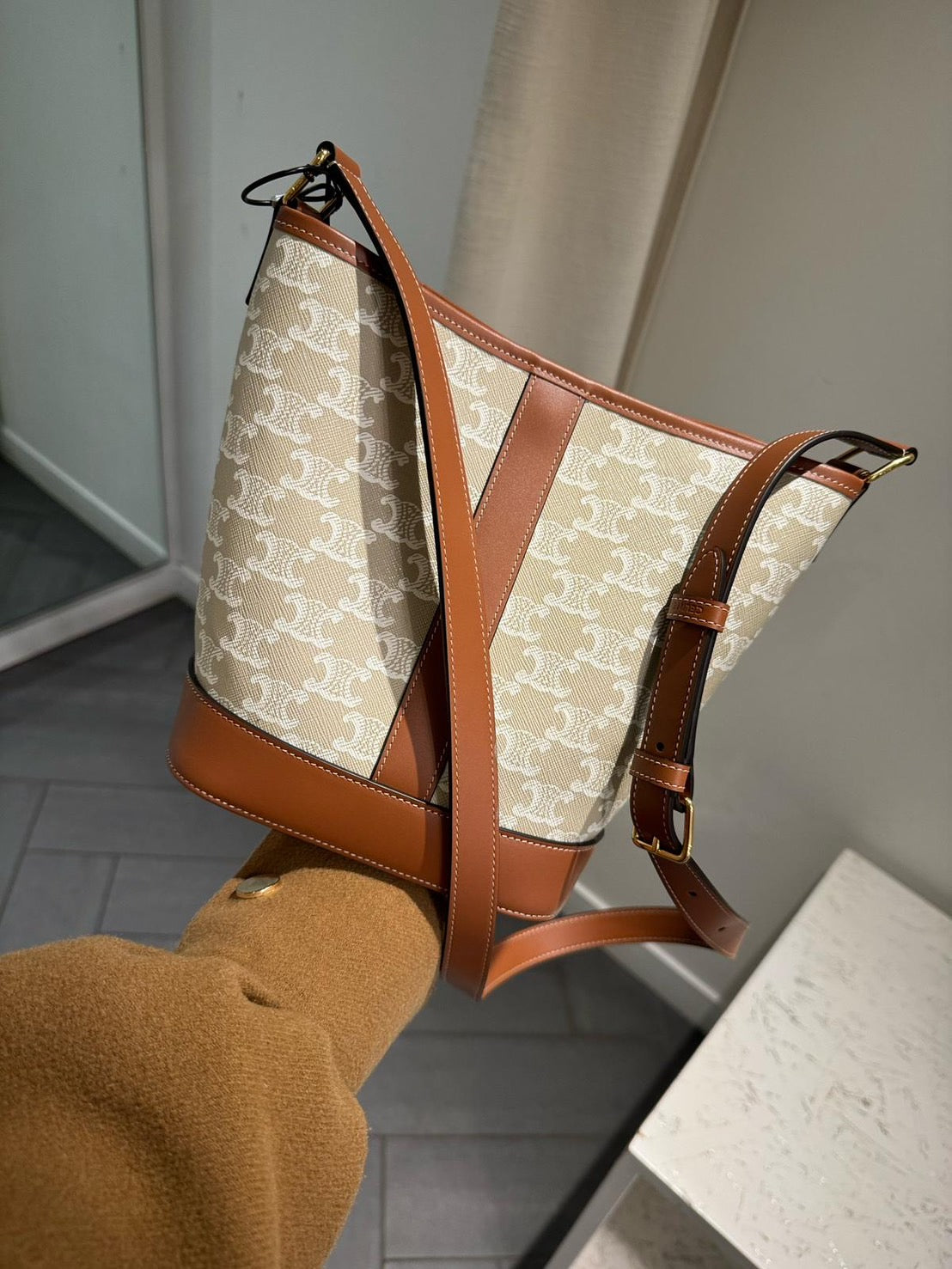 Celine Triomphe 帆布與小牛皮小水桶包