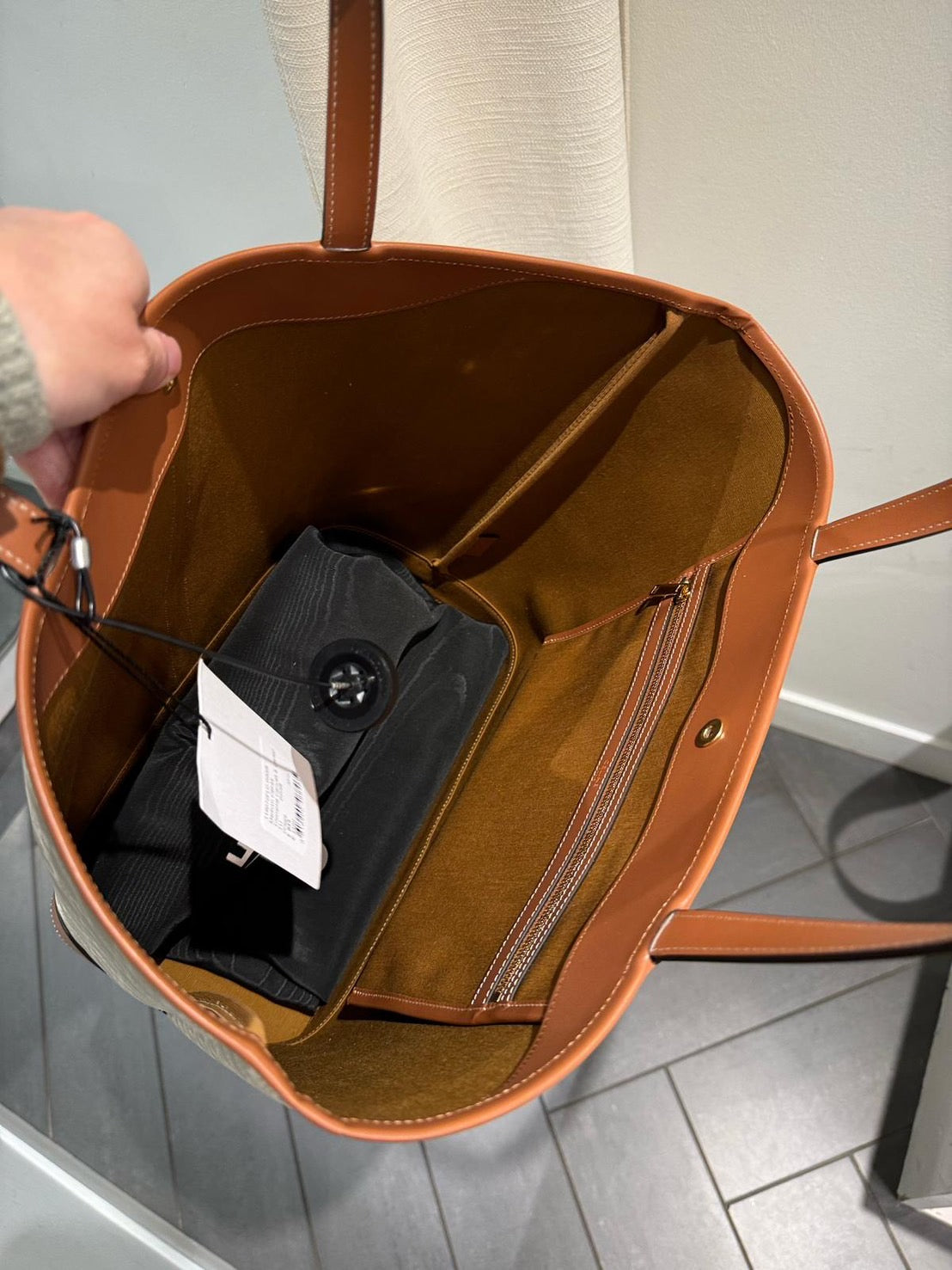 Celine 中型 Triomphe 帆布和小牛皮水桶包