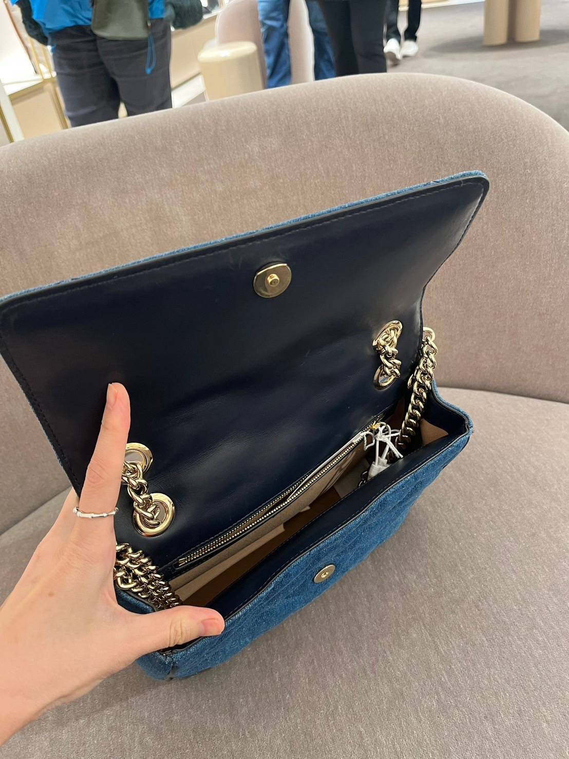 Jimmy Choo Farone 中型翻蓋包