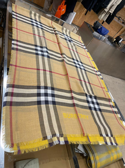 Burberry 格紋圍巾