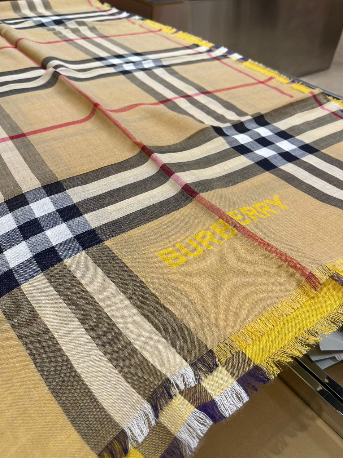 Burberry 格紋圍巾